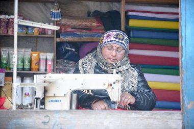 Nepalli terzi, 17 Kasım 2017, Chame Village, Nepal