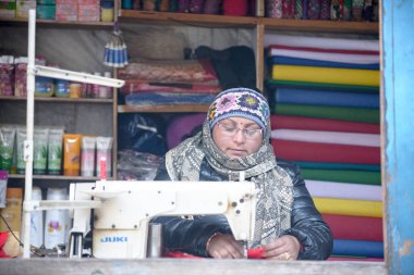 Nepalli terzi, 17 Kasım 2017, Chame Village, Nepal