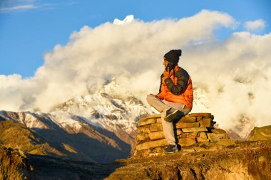 Dağlarda cep telefonuyla konuşan bir adam, Nepal. 4 Aralık 2021, Pokhara şehri.