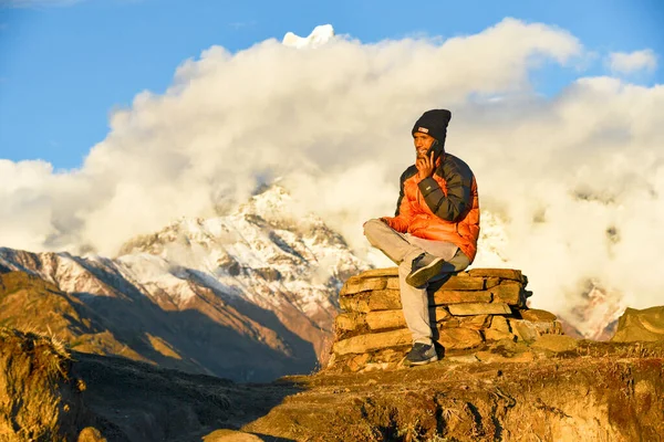 Dağlarda cep telefonuyla konuşan bir adam, Nepal. 4 Aralık 2021, Pokhara şehri.