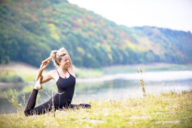 Dinyester nehrinin kıyısında yogacı kız. Ukrayna. 28 Ağustos 2019