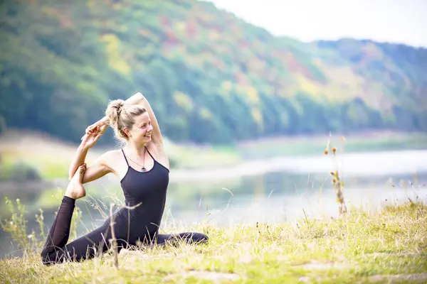 Chica Yoga Orilla Del Río Dniester Ucrania Agosto 2019 — Foto de Stock