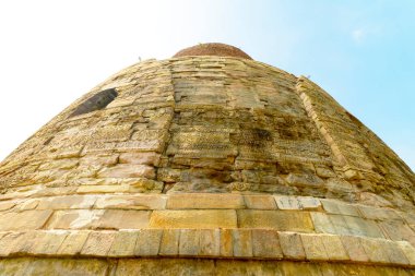 Sarnath, Hindistan 'da Budist bir stupa. 12 Aralık 2015