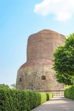 Sarnath, Hindistan 'da Budist bir stupa. 12 Aralık 2015