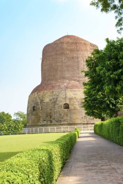 Sarnath, Hindistan 'da Budist bir stupa. 12 Aralık 2015