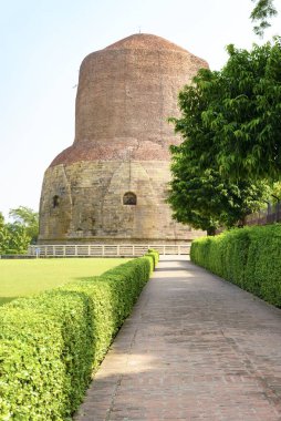 Sarnath, Hindistan 'da Budist bir stupa. 12 Aralık 2015