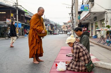 Tayland sokaklarındaki Budist keşişler, Chiang Mai. 23 Mayıs 2018