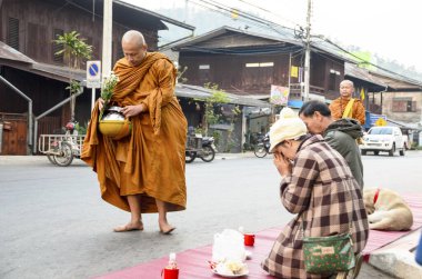 Tayland sokaklarındaki Budist keşişler, Chiang Mai. 23 Mayıs 2018