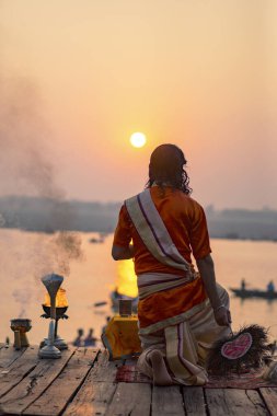 Ganj kıyısında Puja, Hindistan. Varanasi şehri. 23 Kasım 2016