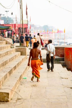 Hindistan 'ın Ganj kıyısında bir yogi. Varanasi şehri. 15 Kasım 2016