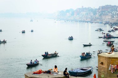 Hindistan 'ın Ganj kıyısında bir yogi. Varanasi şehri. 15 Kasım 2016