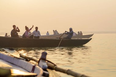 Hindistan 'ın Ganj kıyısında bir yogi. Varanasi şehri. 15 Kasım 2016