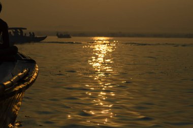 Hindistan 'ın Ganj kıyısında bir yogi. Varanasi şehri. 15 Kasım 2016