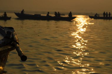 Hindistan 'ın Ganj kıyısında bir yogi. Varanasi şehri. 15 Kasım 2016