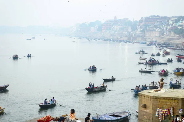 Hindistan 'ın Ganj kıyısında bir yogi. Varanasi şehri. 15 Kasım 2016