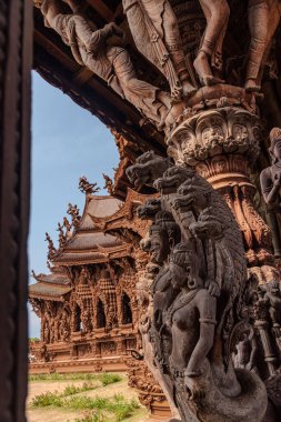 Pattaya şehrindeki ahşap tapınak. Tayland, 20 Ocak 2024 editoryal görüntü 