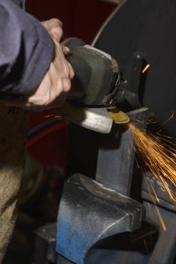 Yörünge makinesiyle metal kesimi