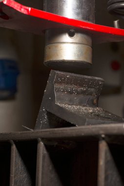 Pnömatik baskı metali büker.