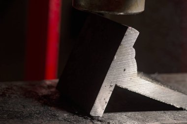Pnömatik baskı metali büker.