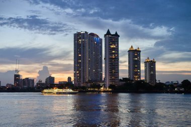 Gece vakti Bangkok. Asyalıların manzarası. Tayland.