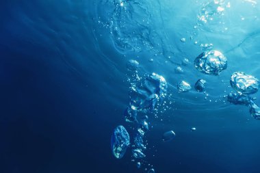 Güneş ışığıyla birlikte su altı kabarcıkları. Sualtı Arkaplanı Baloncukları