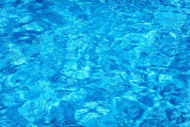 Yüzme havuzu suyu güneşli yansımalar, dalgalı su