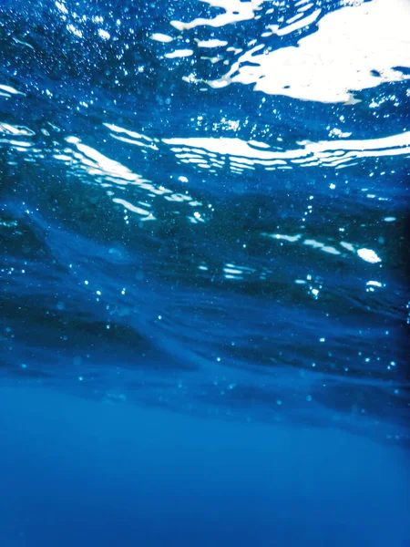 Unterwasserblick Auf Die Blaue Meeresoberfläche — Stockfoto