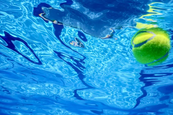 Tenis Letní Koncepce Tenisový Míček Pod Vodou Plavecký Bazén Letní — Stock fotografie