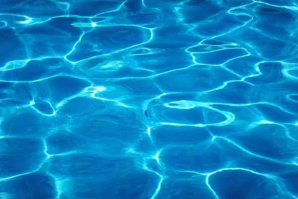 スイミングプールの水日当たりの良い反射 リップル水 — ストック写真