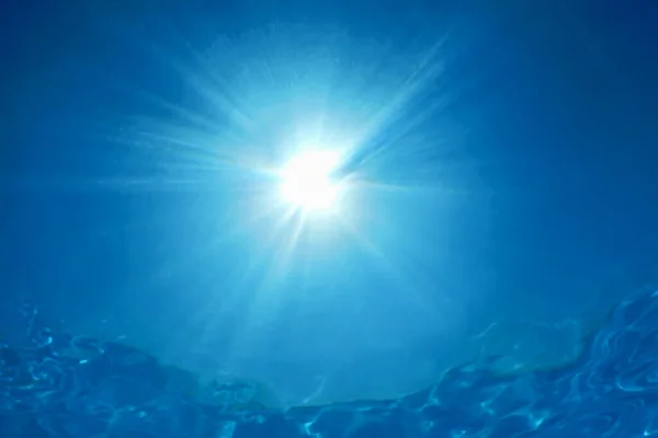 Podwodne Światło Słoneczne Przez Powierzchnię Wody Podwodne Tło — Zdjęcie stockowe