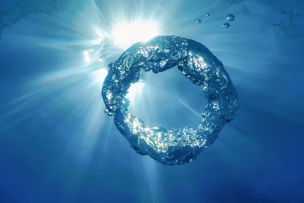 Onderwaterbel Ring Stijgt Naar Zon — Stockfoto