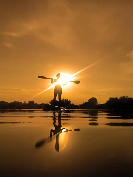 Kobieta Pokładzie Paddle Boarding Zachodzie Słońca Refleksji Nad Wodą — Zdjęcie stockowe