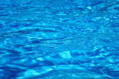 Yüzme havuzu suyu güneşli yansımalar, dalgalı su