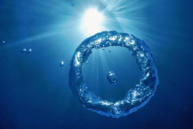 Sualtı Baloncuk Halkası Güneş 'e doğru yükseliyor