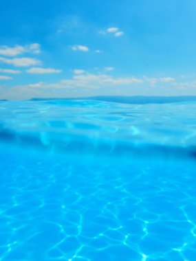 Su altı havuzu fotoğrafı, temiz turkuaz su.