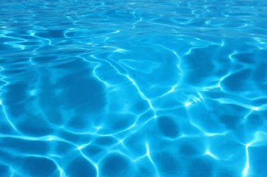 Otelin havuz suyu güneş yansıması arka plan, dalgalı su.