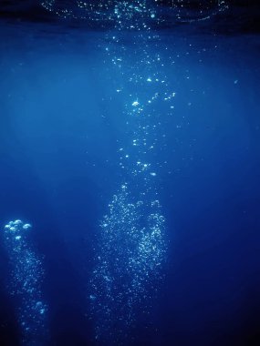 Su altı Hava Kabarcıkları Temiz Mavi Okyanus