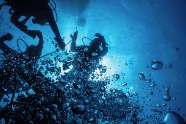 Güvenlik Durağında Dalgıçlar Grubu Sualtı Baloncukları, Güneş Işığı