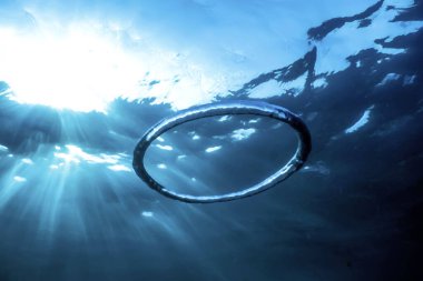 Kabarcık halkası Su altında güneşe doğru yükselir