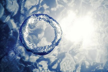 Kabarcık halkası Su altında güneşe doğru yükselir