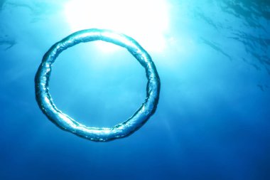 Sualtı Baloncuk Halkası Güneş 'e doğru yükseliyor