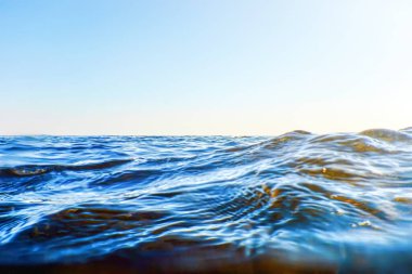 Deniz dalgası yakın, alçak açılı su arkaplanı