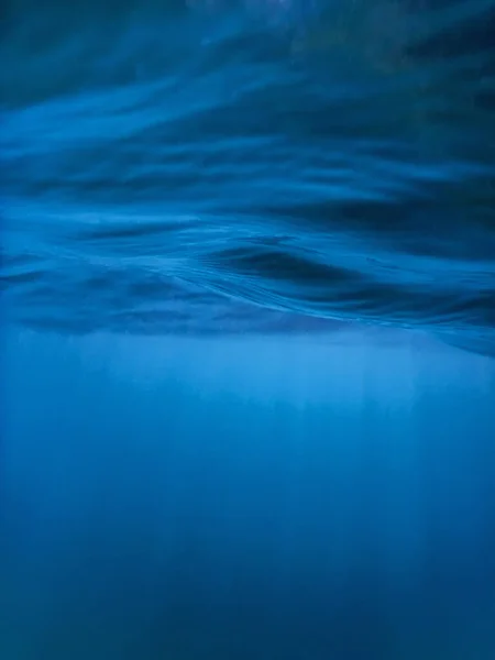 Undervannsoverflate Blå Bakgrunn Bølgebakgrunn – stockfoto
