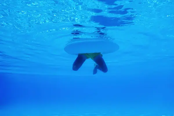 Unterwasserfoto Von Junge Mit Schwimmer Schwimmt Pool — Stockfoto