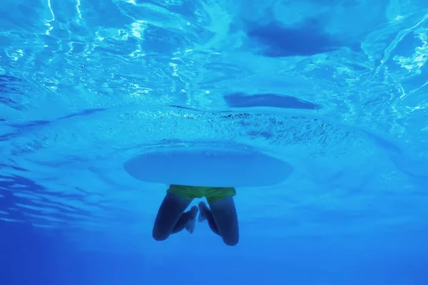 Onderwaterfoto Van Jongen Met Drijvend Zwemmen Zwembad — Stockfoto