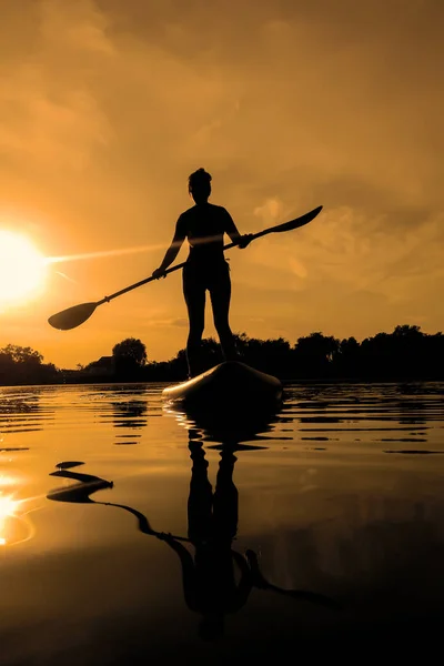 Mujer Tabla Sup Paddle Boarding Atardecer Reflexión Sobre Agua —  Fotos de Stock