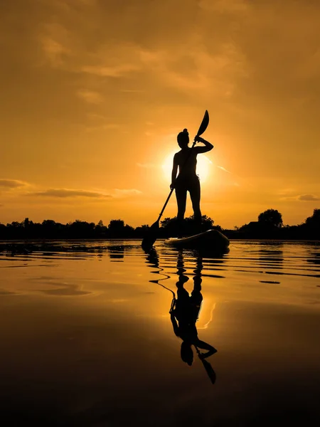 Kvinna Sup Board Paddla Ombordstigning Vid Solnedgången Reflektion Över Vatten — Stockfoto