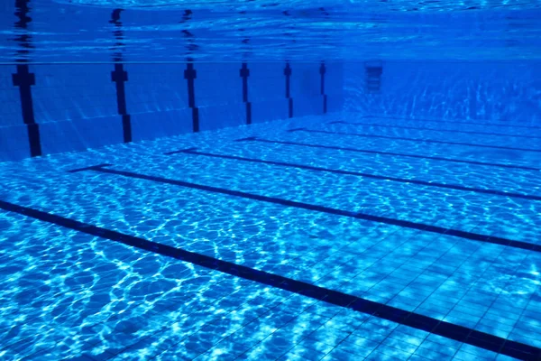 Leerer Swimmingpool Unter Wasser — Stockfoto