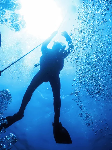 Scuba Diver Bij Safety Stop Onderwater Bubbels Zonlicht — Stockfoto