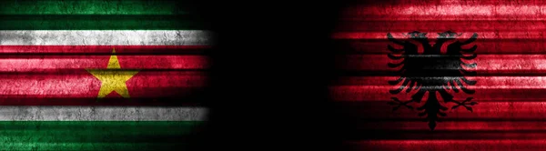 Surinam Bandery Albanii Czarnym Tle — Zdjęcie stockowe